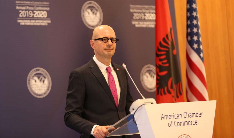 Dhoma Amerikane kunder paketes se re fiskale, ja cfare kerkon